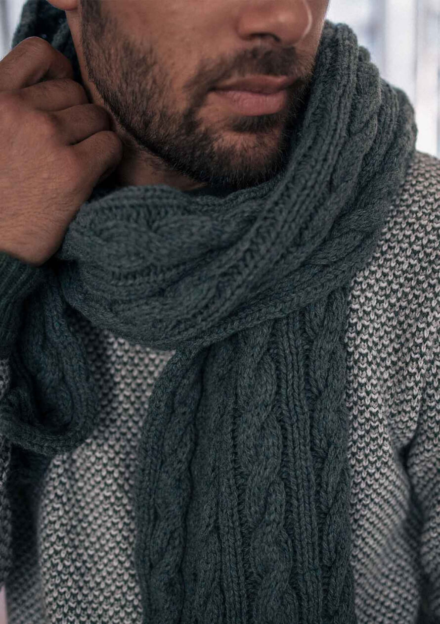 Une écharpe homme au style intemporel en laine et modal fabriquée à Lyon  France.