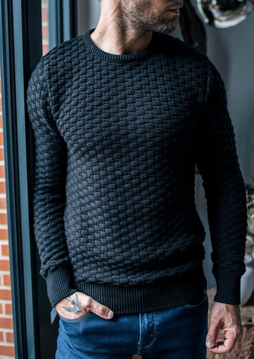 Pull en laine noir homme sale